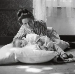 Discount Boutiques de musées Anne-Marie endormie sur un oreiller avec Gabrielle (toiles encadrées)