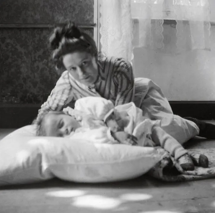 Discount Boutiques de musées Anne-Marie endormie sur un oreiller avec Gabrielle (toiles encadrées)