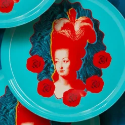 New Boutiques de musées Assiette murale Marie-Antoinette Pop Bleu ciel - ⌀ 22 cm