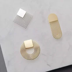 Boutiques de musées Broche magnétique oblongue argentée - Tout simplement,