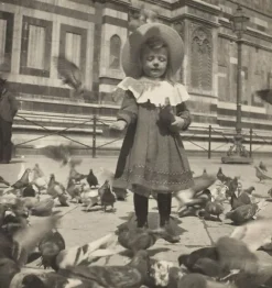 Boutiques de musées Affiches D'Art|Affiches D'Art Encadrées-Devant le Dôme, Bernadette donne du grain aux pigeons (affiches d'art)