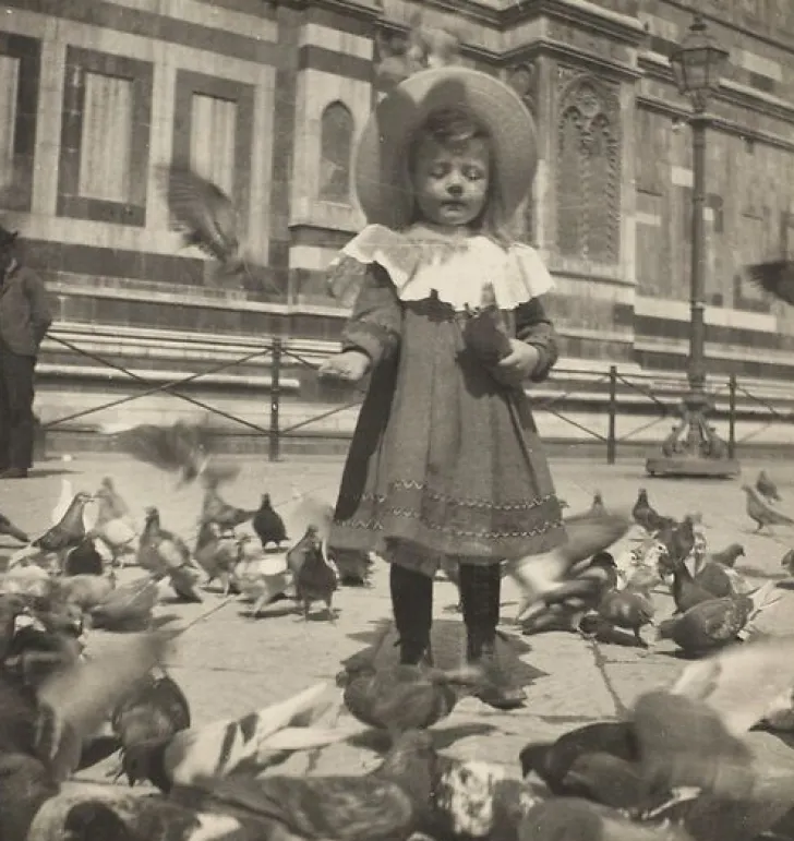 Boutiques de musées Affiches D'Art|Affiches D'Art Encadrées-Devant le Dôme, Bernadette donne du grain aux pigeons (affiches d'art)