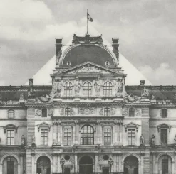 Boutiques de musées Paris Et Le Louvre|Créations Contemporaines-Estampe Le Louvre revu par JR, 20 juin 2016 © Pyramide, architecte I.M. Pei, musée du Louvre, Paris, France