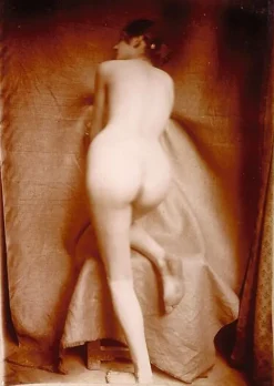Boutiques de musées Toiles Sans Cadre-Femme nue de dos, genou droit appuyé sur un tabouret (toiles sans cadre)