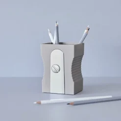 New Boutiques de musées Pot à crayons en plastique - Taille-crayon Gris - Balvi