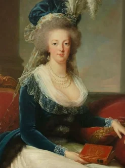 Hot Boutiques de musées Reine Marie-Antoinette assise, en manteau bleu et robe blanche, tenant un livre à la main (panneaux aluminium)