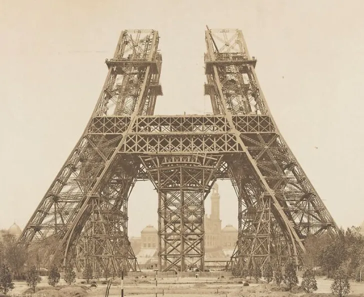 Discount Boutiques de musées Tour Eiffel : montage des piliers au-dessus du pilier du 1er étage (toiles sur châssis)