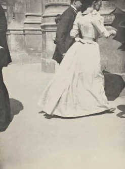 Boutiques de musées Toiles Encadrées-Un couple entrant dans la gare du Nord (toiles encadrées)